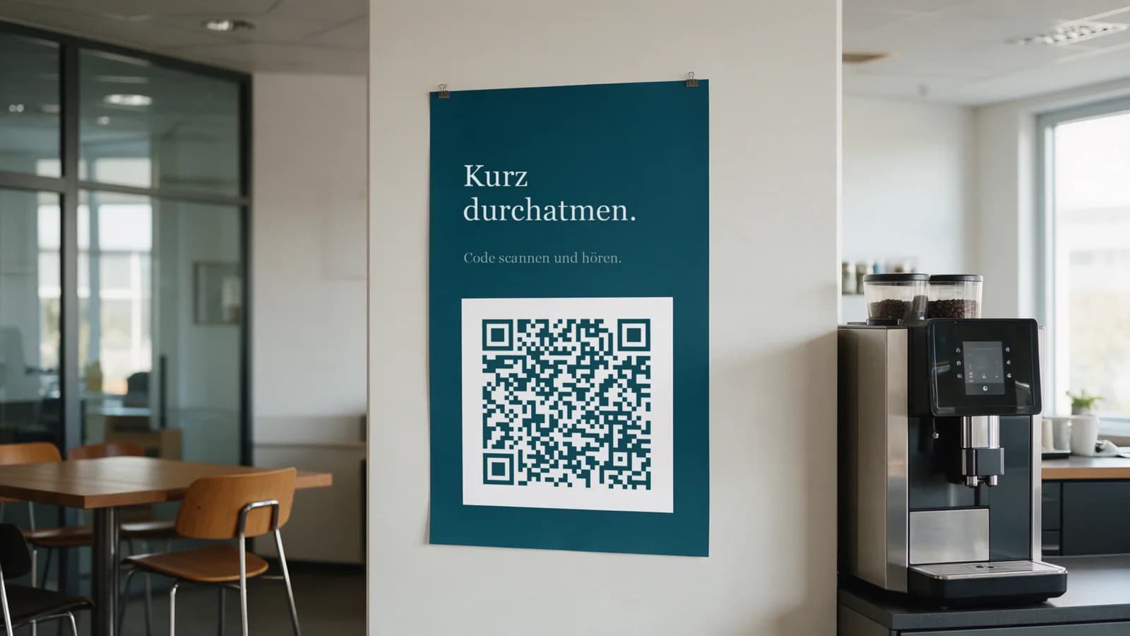 Plakat im Pausenraum: Kurz durchatmen. Code scannen und hören. Darunter ein QR-Code